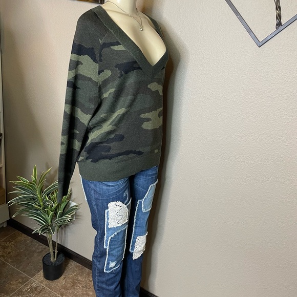 💚Great USED Condition John + Jenn wool V Neck Top - Picture 3 of 8